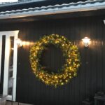 Stor julekrans på hytteveggen pynter opp